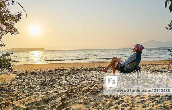 Frau am Strand im Liegestuhl mit Blick aufs Meer  Florianopolis  Santa Catarina  Brasilien  Südamerika
