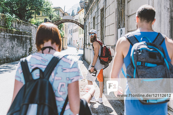 Drei junge Hipster-Freunde schlendern durch die Straße  Como  Lombardei  Italien