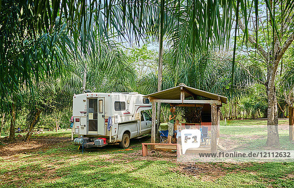 Wohnmobil auf Campingplatz mit Picknick-Unterkünften geparkt  Bonito  Mato Grosso do Sul  Brasilien  Südamerika