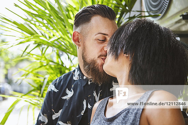 Multiethnisches Paar küsst sich in einer Wohngasse  Schanghai Französische Konzession  Schanghai  China