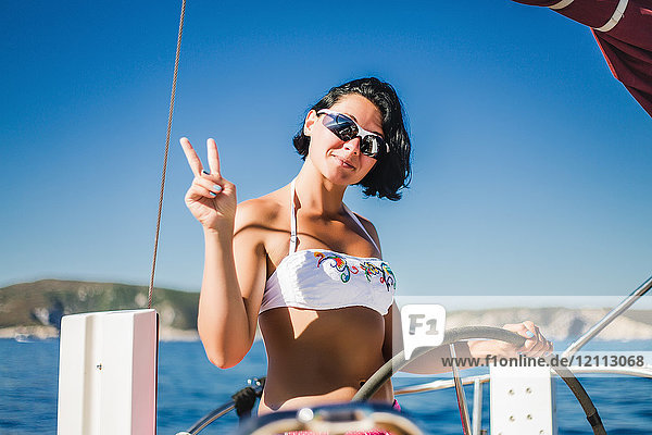 Frau im Bikini-Steuerboot  Koralat  Zagrebacka  Kroatien