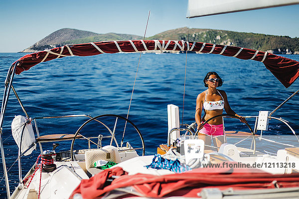 Frau im Bikini-Steuerboot