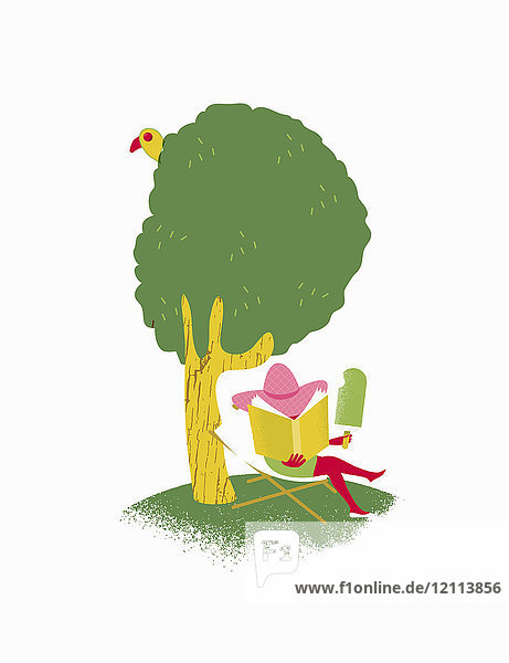 Frau liest unter einem Baum und isst einen großen Eislutscher