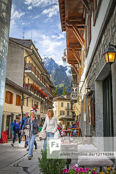 Touristen schlendern über den belebten Stadtplatz; Courmayeur  Aostatal  Italien