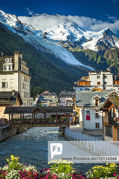 Mont Blanc über der Stadt Chamonix und dem Fluss L'Arve mit Blumen; Chamonix-Mont-Blanc  Haute-Savoie  Frankreich