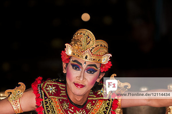 Ein traditioneller balinesischer Tänzer posiert am Ende eines Tanzes; Ubud  Bali  Indonesien