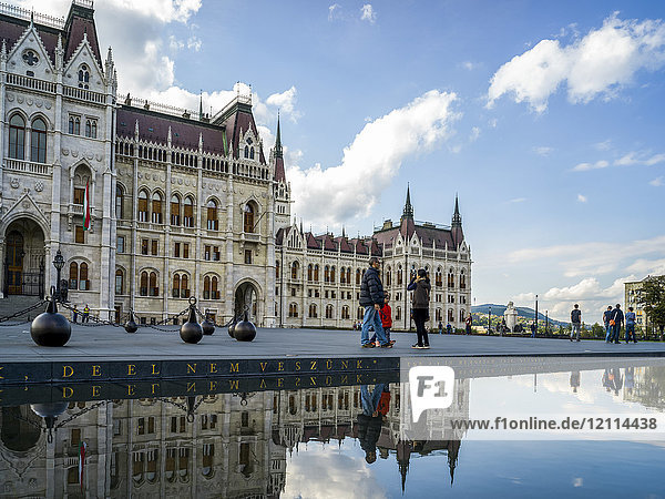 Ungarisches Parlamentsgebäude am Kossuth-Lajos-Platz; Budapest  Budapest  Ungarn