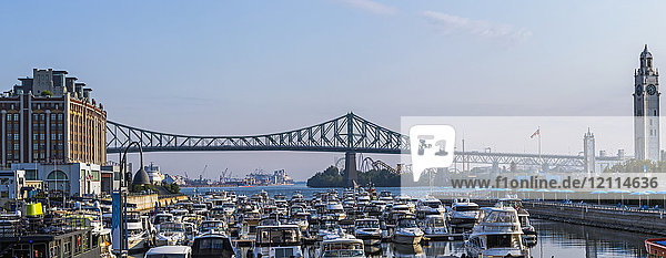 Yachthafen am Alten Hafen in Montreal mit Blick auf die Turmuhr und die Jacques-Cartier-Brücke; Montreal  Quebec  Kanada