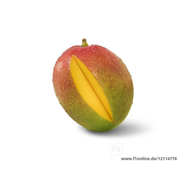 Eine frische Mango mit Wassertropfen und einer dünnen Scheibe daraus auf einem weißen Hintergrund