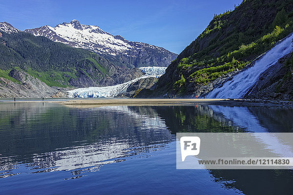 Touristen betrachten den Mendenhall-Gletscher und die Nugget Falls im Mendenhall Park Recreation Area in der Nähe von Juneau; Alaska  Vereinigte Staaten von Amerika