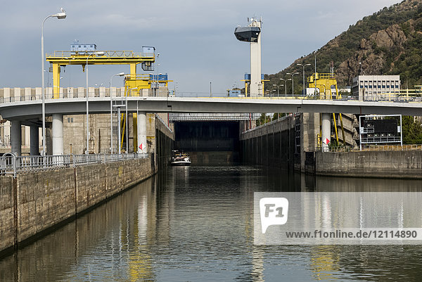 Eisernes Tor  Wasserkraftwerk  der größte Staudamm an der Donau und eines der größten Wasserkraftwerke in Europa; Drobeta-Turnu Severin  Jude?ul Mehedin?i  Serbien