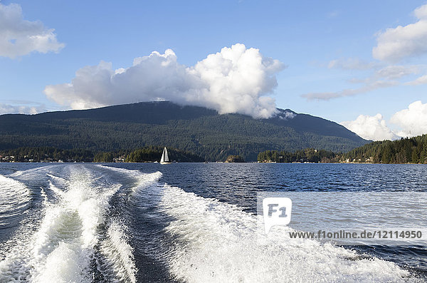 Blick zurück auf die Bergkette und die Stadt  während das Boot weiter in die Deep Cove und den Park am Indian Arm fährt  ein beliebter Tagesausflug für Einwohner und Touristen von Vancouver; Vancouver  British Columbia  Kanada