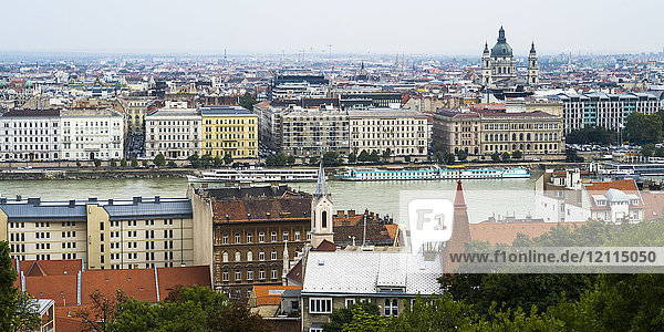 Das Burgviertel von Buda und die Donau; Buda  Budapest  Ungarn