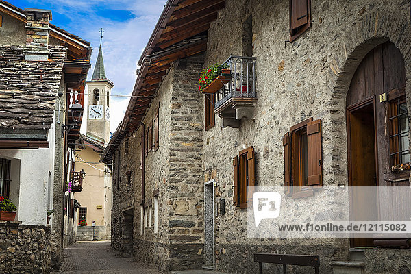 Eine historische Kirche entlang der alten Kopfsteinpflasterstraßen von Dolonne  in der Nähe von Courmayeur; Aosta-Tal  Italien