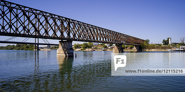 Eine Brücke über die Sava  die sich im Wasser mit blauem Himmel spiegelt; Belgrad  Vojvodina  Serbien
