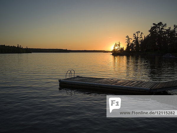Sonnenuntergang über dem Lake of the Woods mit einem Steg im Vordergrund; Lake of the Woods  Ontario  Kanada