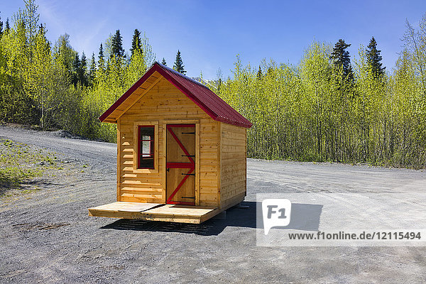 Winziges Haus bereit für den Transport  in der Nähe von Kenai; Alaska  Vereinigte Staaten von Amerika