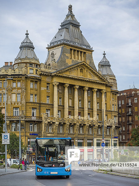 Großes Gebäude mit verzierter Fassade aus Säulen und Statuen und ein Bus auf der Straße; Budapest  Budapest  Ungarn