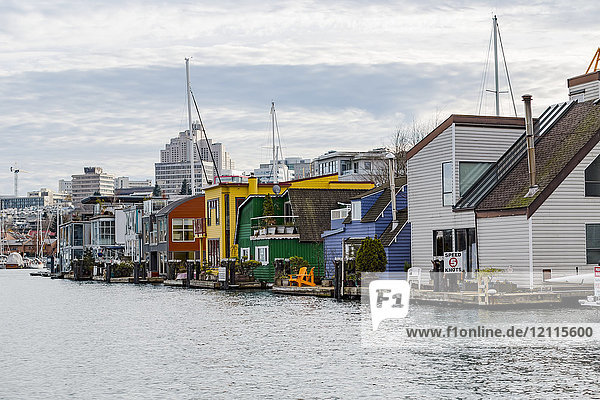 Die Touristenattraktion Fisherman's Wharf mit farbenfrohen schwimmenden Häusern und Cottage-Vermietungen im Innenhafen von Victoria auf Vancouver Island; Victoria  British Columba  Kanada