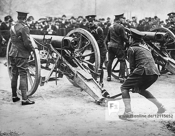 Laterna Magica WW1  1914-1918  Bilder des Ersten Weltkriegs. Britische Kanoniere demonstrieren das Aufstellen und Manövrieren eines Geschützes