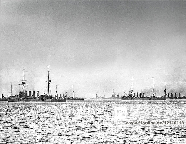 Historisches Schwarz-Weiß-Bild von Schiffen auf dem Meer unter einem bewölkten Himmel