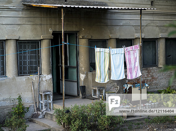 Handtücher  die zum Trocknen auf einer Wäscheleine vor einem Wohnhaus hängen; Kostol  Gespanschaft Mehedin?i  Serbien