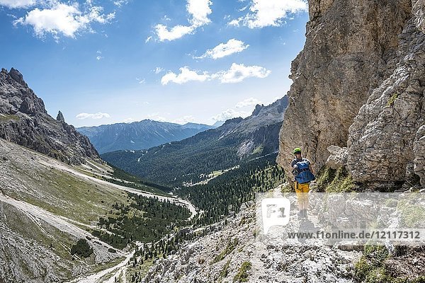 Wanderer in der Rosengartengruppe  Rundwanderung  Panoramablick ins Tal Richtung Pera di Fassa  Dolomiten  Südtirol  Trentino-Südtirol  Italien  Europa