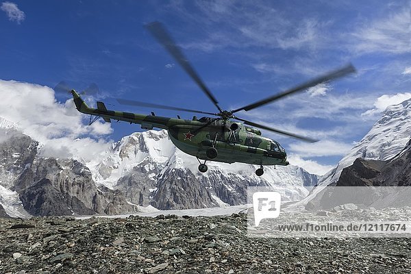 Hubschrauberlandung im Khan Tengri Base Camp  Zentrales Tian Shan-Gebirge  Grenze zwischen Kirgisistan und China  Kirgisistan  Asien