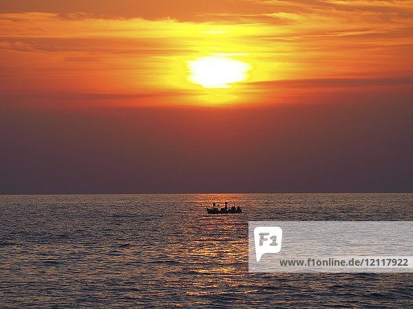Fischerboot auf dem Meer bei Sonnenuntergang  Cinque Terre  Ligurien  Italien  Europa