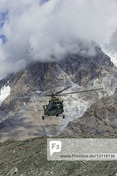 Hubschrauberlandung im Khan Tengri Base Camp  Zentrales Tian Shan-Gebirge  Grenze zwischen Kirgisistan und China  Kirgisistan  Asien