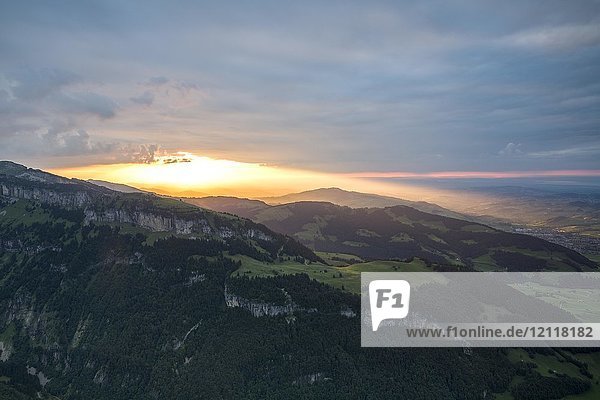 Blick auf Ebenalp und Äscher vom Alpsigel bei Sonnenuntergang  Brülisau  Appenzell Innerrhoden  Schweiz  Europa