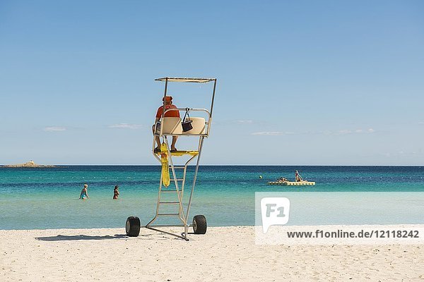 Strandwächter am Sandstrand  La plage des Salins  St. Tropez  Var  Cote d' Azur  Südfrankreich  Frankreich  Europa