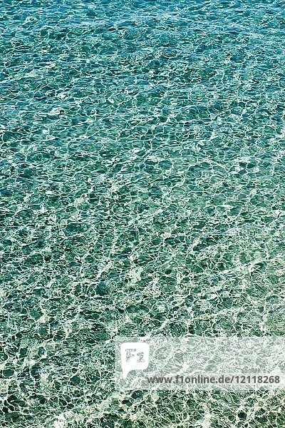 Wasseroberfläche mit kleinen Wellen und klarem Wasser  Mittelmeer  Cote d' Azur  Südfrankreich  Frankreich  Europa