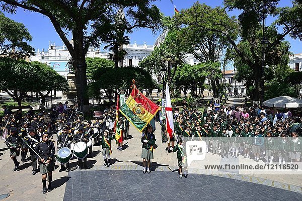 Parade von Schülern in Schuluniform auf der Plaza 25 de Mayo  Sucre  Chuquisaca  Bolivien  Südamerika