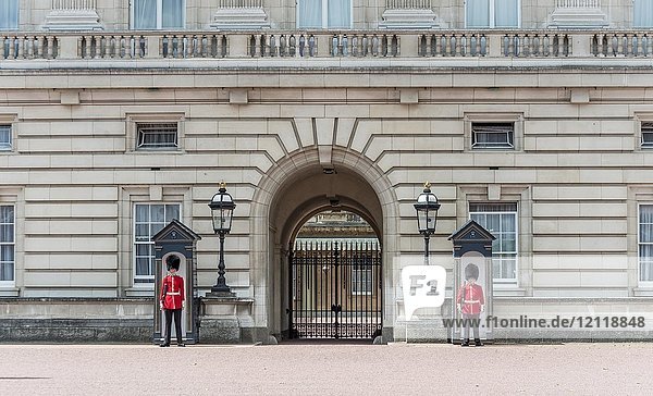 Gardisten der Königlichen Garde mit Bärenfellmütze  Buckingham Palace  London  England  Großbritannien