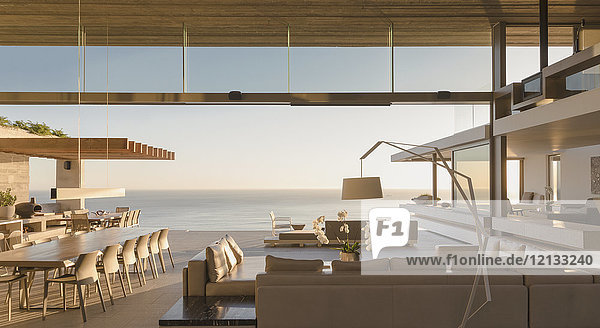 Modernes,  luxuriöses Haus mit Wohnzimmer mit Blick aufs Meer