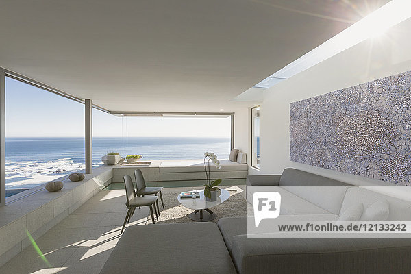 Sonniges,  modernes,  luxuriöses Wohnzimmer mit Blick aufs Meer