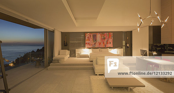 Beleuchtetes modernes  luxuriöses Musterhaus mit Schlafzimmer und Meerblick