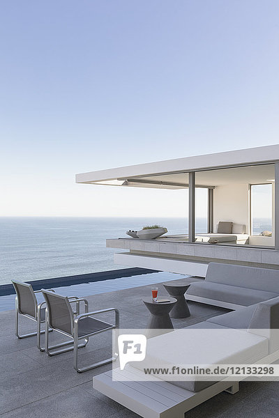 Modernes  luxuriöses Haus mit Außenterrasse und Meerblick