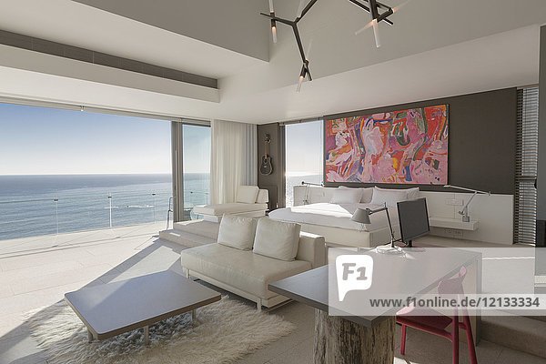 Modernes  luxuriöses Musterhaus-Schlafzimmer mit sonnigem Meerblick