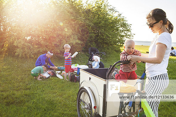 Mutter spielt mit Sohn auf dem Fahrrad
