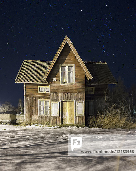 Haus bei Nacht im Winter in Dalarna  Schweden