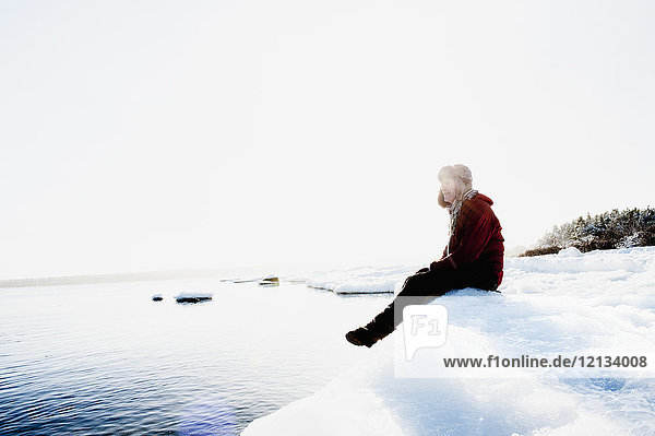 Mann auf dem Eis auf dem Meer in Biludden  Schweden