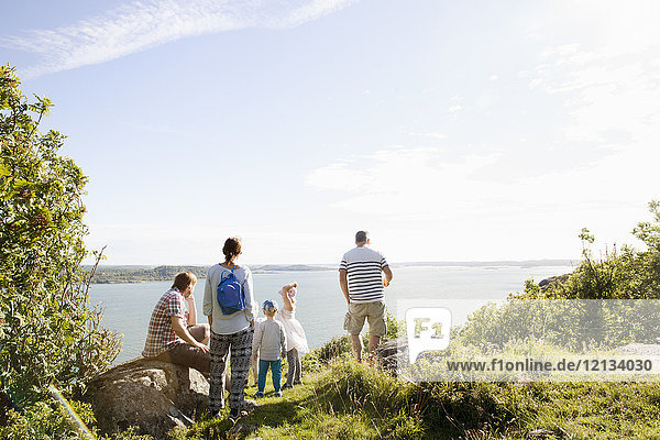 Familie mit Blick aufs Meer in Bohuslan Schweden