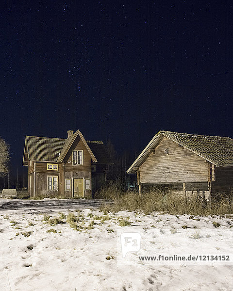 Haus bei Nacht im Winter in Dalarna,  Schweden
