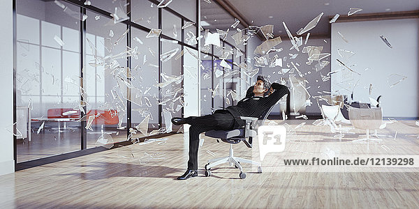 Geschäftsmann entspannender Stuhl umgeben von Glasscherben