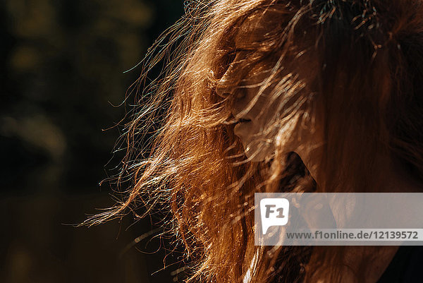 Wind weht rote Haare der kaukasischen Frau