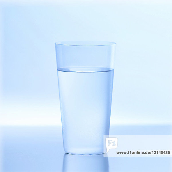 Glas Wasser auf einem Tisch