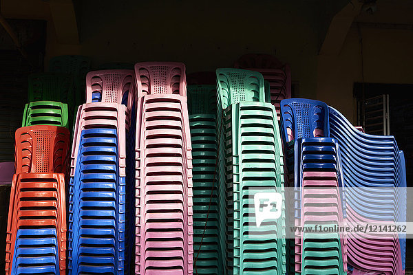 Stapel von farbigen Kunststoffstühlen
