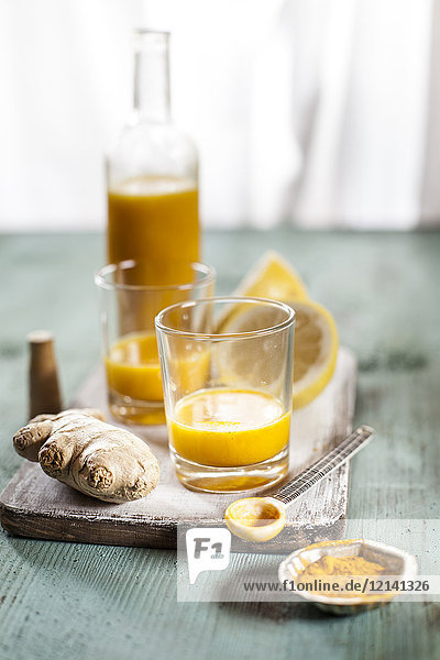 Entgiftungsgetränk  Ingwer-  Zitronen- und Orangensaft mit Kurkuma und Chilipulver